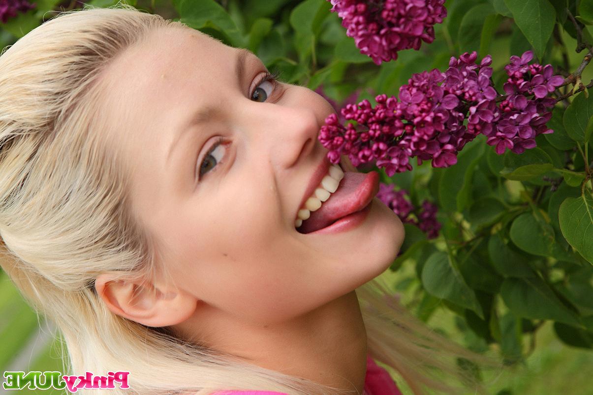 15P Lovely teen Pinky June posing naked outdoors