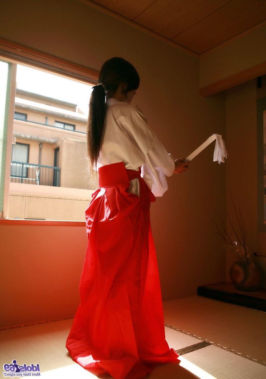 16P Lovely Asian teen shows her hot ass