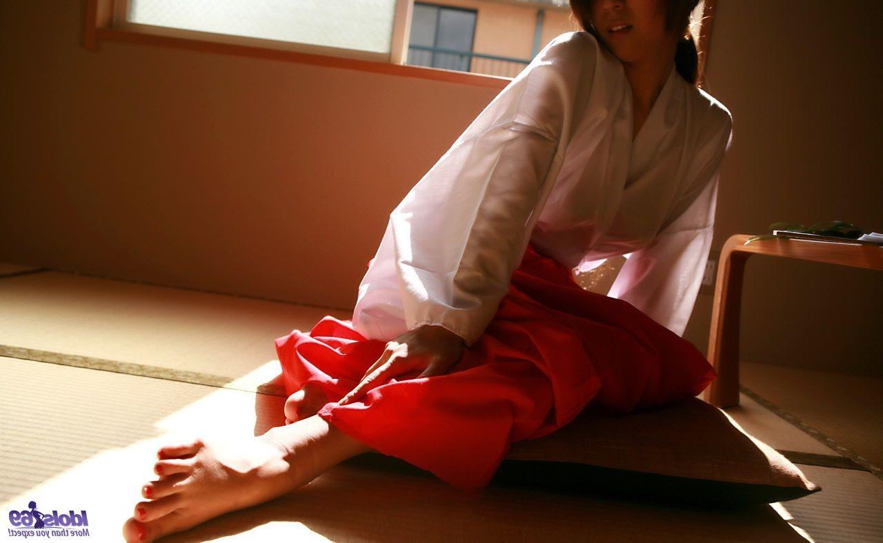 16P Lovely Asian teen shows her hot ass