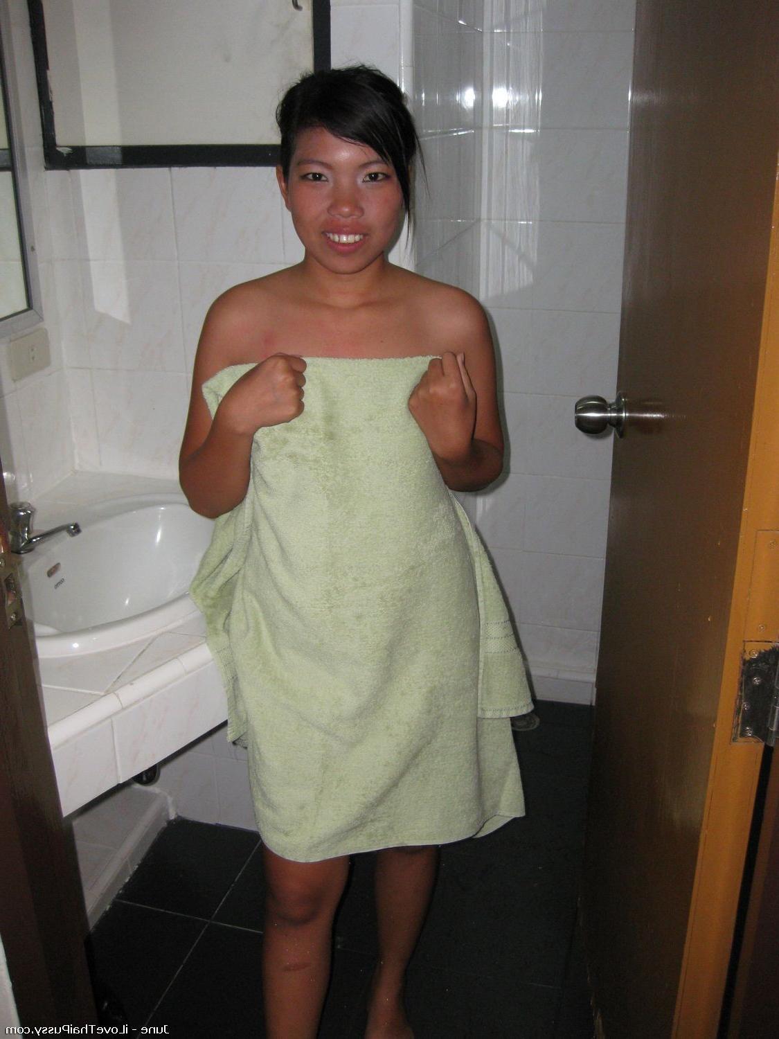 15P Adorable Thai Bargirl Barebacked No Condom By A Sex Tourist