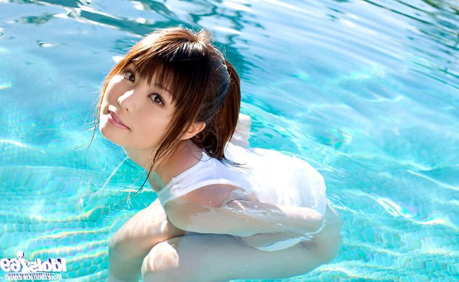 15P Adorable japanese girl swimming naked