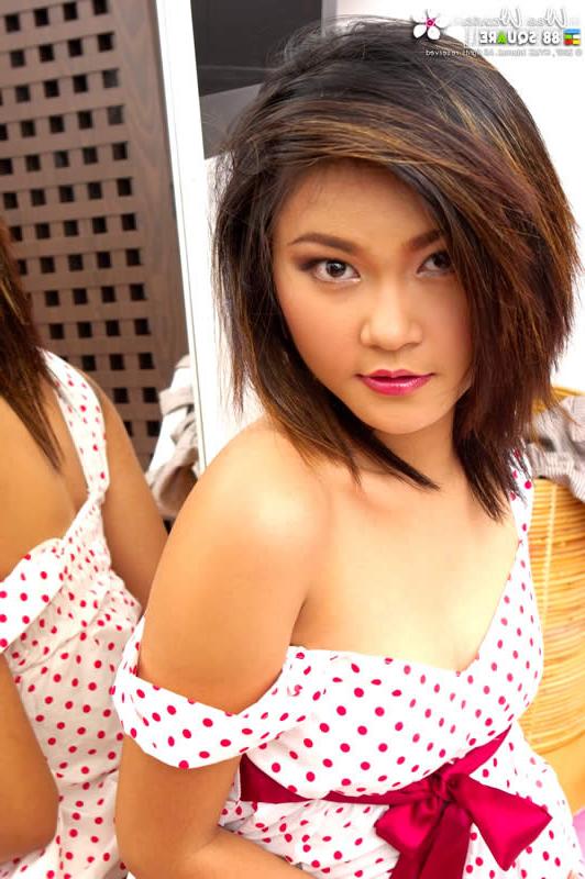 15P Adotable thai girl undressing for bed