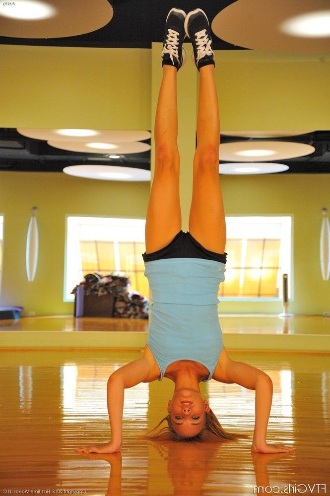 16P Anita the acrobatic girl