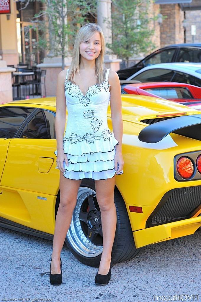 15P Adorable teen Amie flashing pussy outside the mall