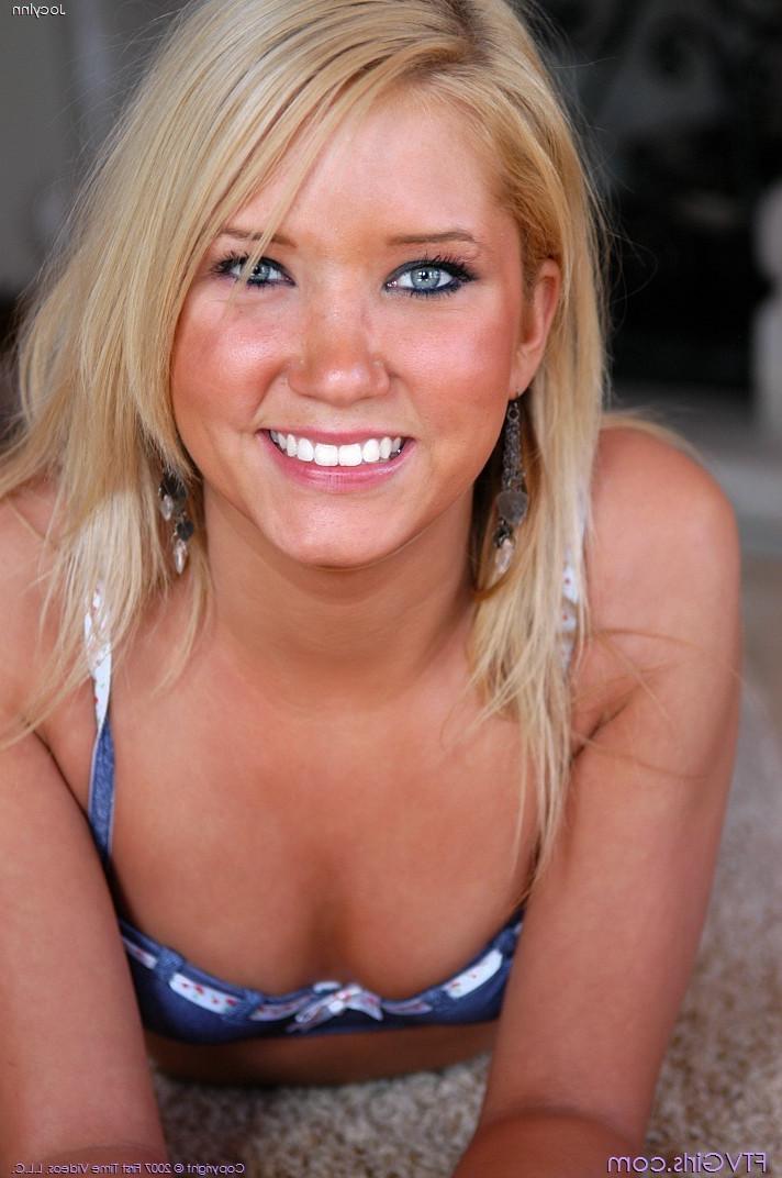 20P Adorable amateur blonde teen babe posing sexy body and flashing