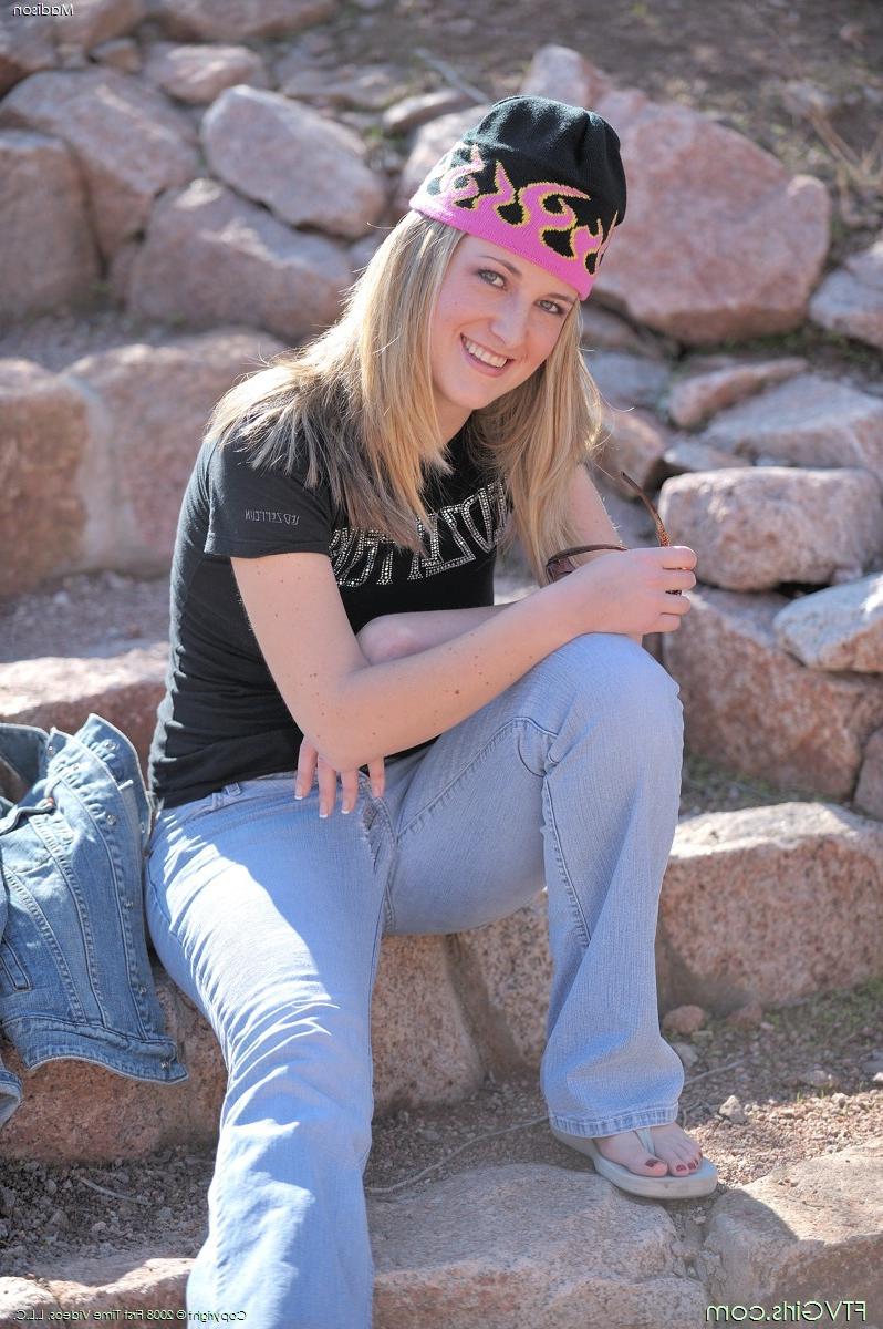 20P Adorable amateur blonde teen babe posing tits and body and pussy