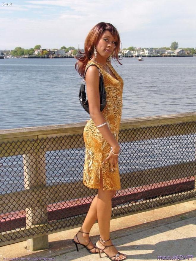 20P Adorable amateur redhead ebony babe public poses and masturbates