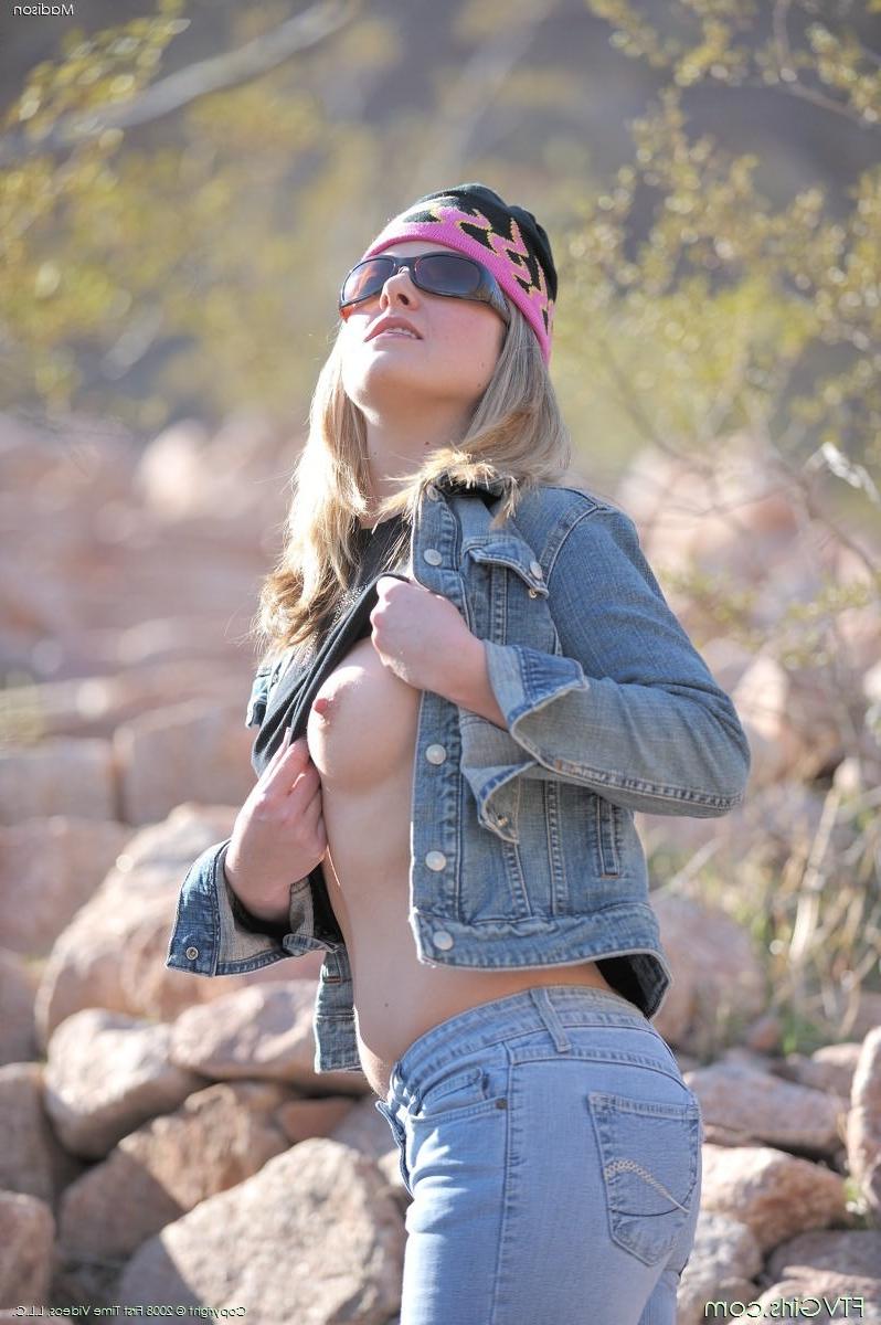 20P Adorable blonde teen posing outdoor her superb pussy and tits