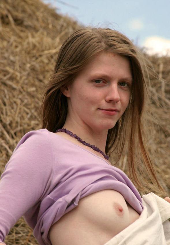 15P Lovely amateur babe posing outdoor