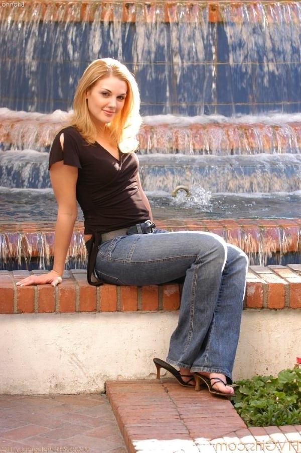 20P Adorable amateur blonde teen public posing her body and butt