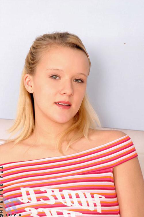 16P Adorable blonde teen shows her perfect round butt /