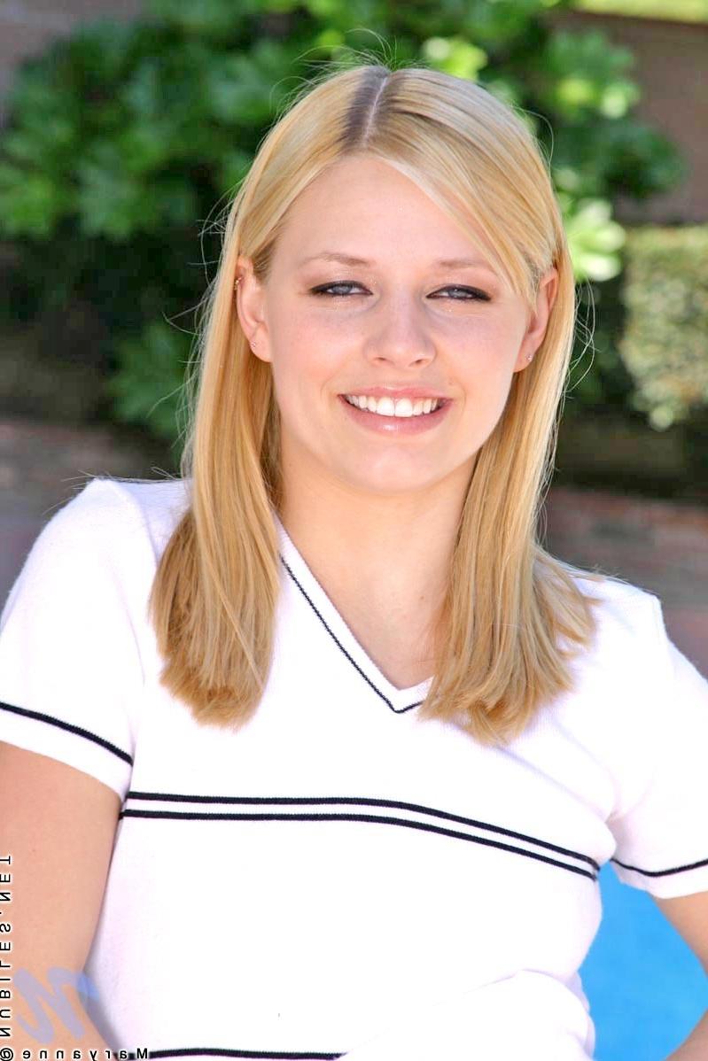 15P Adorable maryanne takes off her clothes pool side