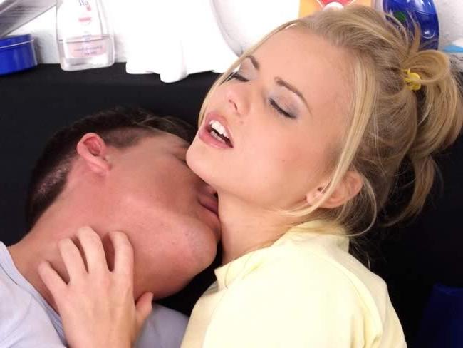 16P Adorable blonde fucking her boyfriend