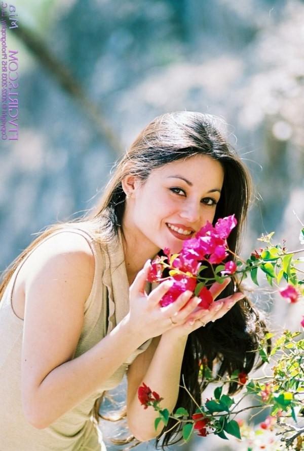 20P Adorable long hair brunette teen public nudity in the great outd
