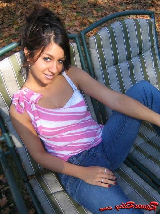 15P Lovely browneyes tit and pussy teasing