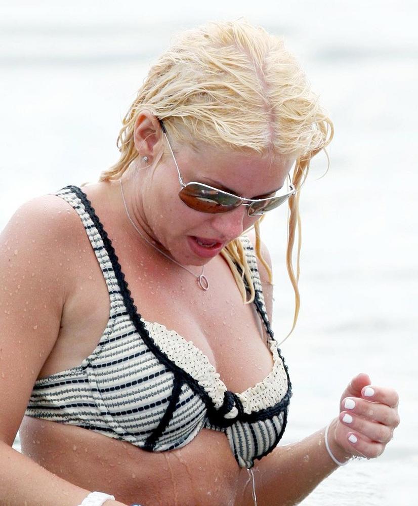15P Elisha Cuthbert adorable nipple in the water