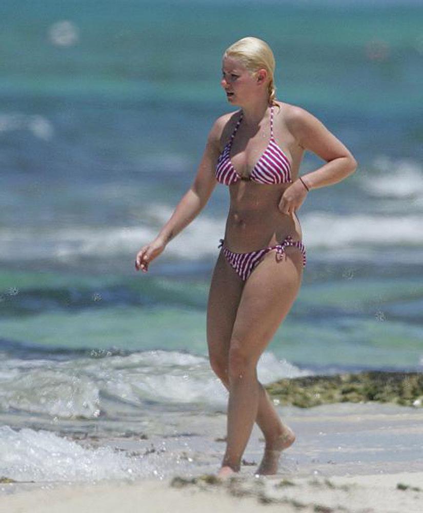 15P Elisha Cuthbert adorable nipple in the water