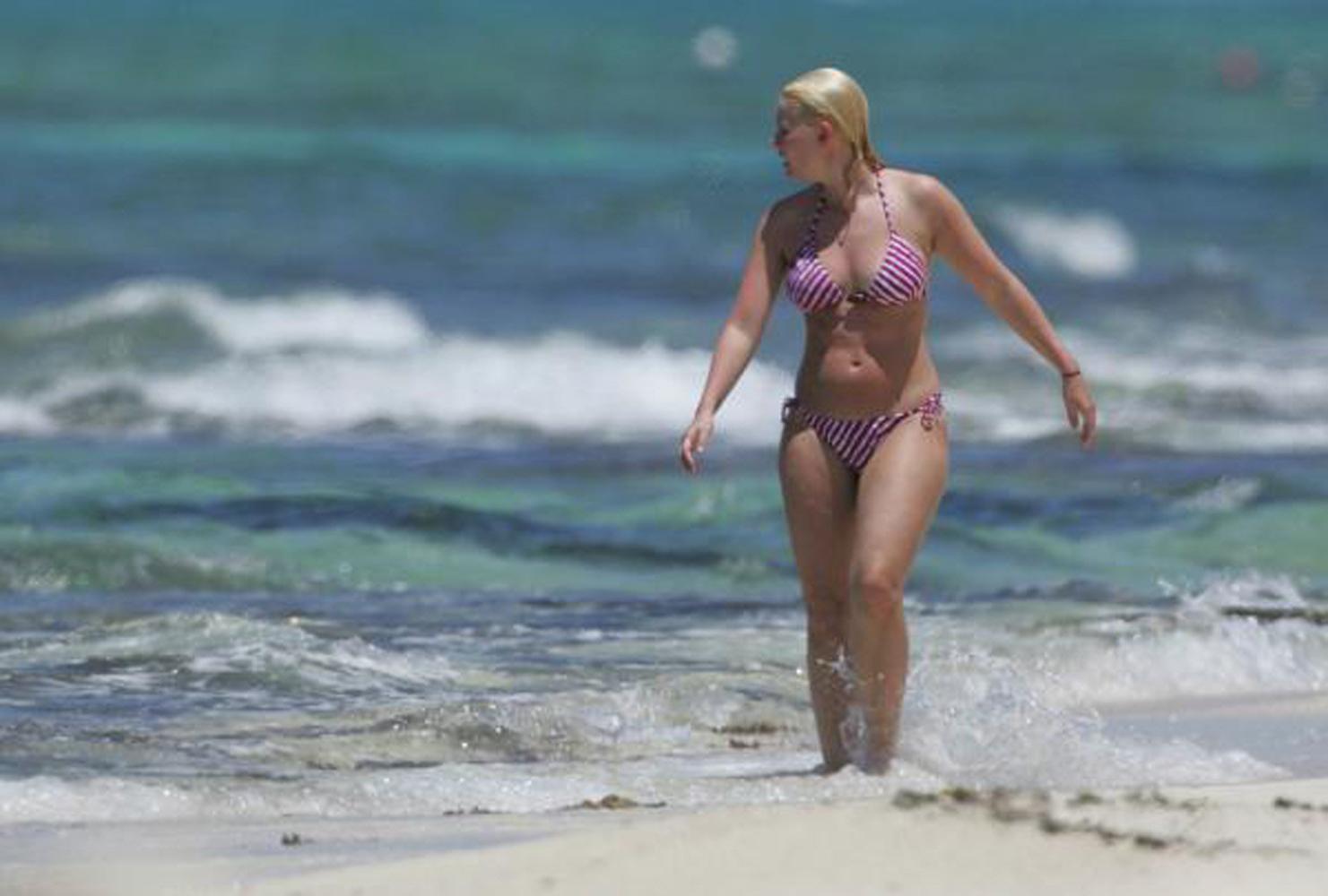 15P Elisha Cuthbert adorable nipple in the water