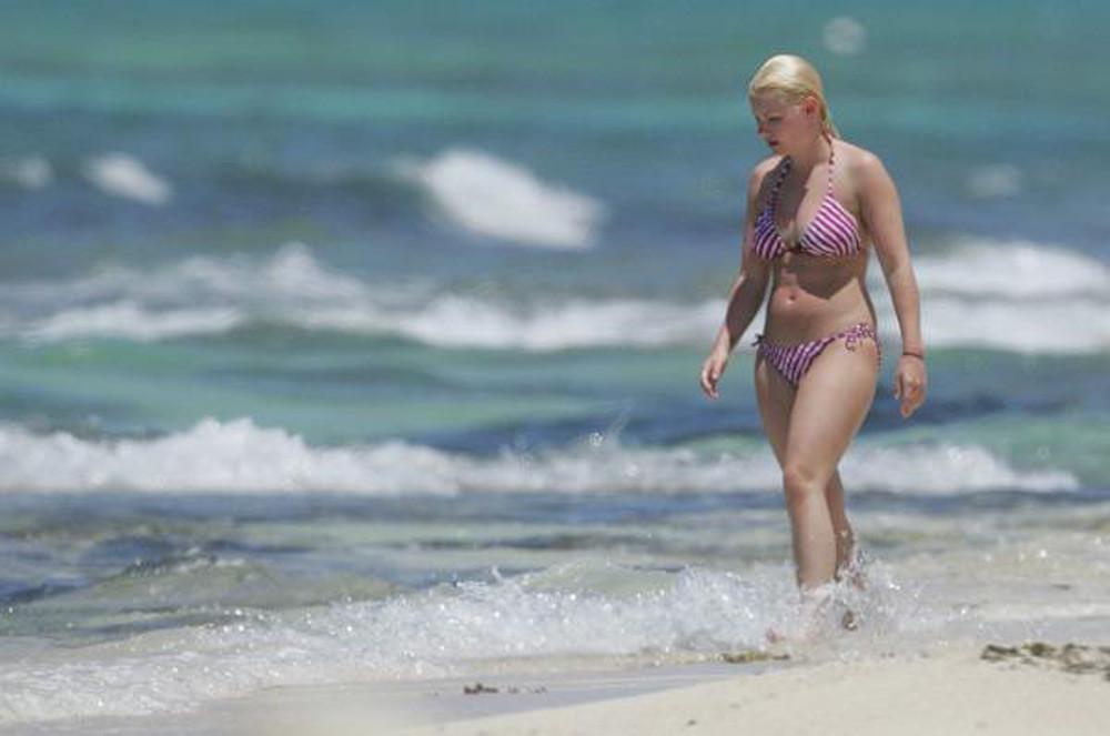 15P Elisha Cuthbert adorable nipple in the water