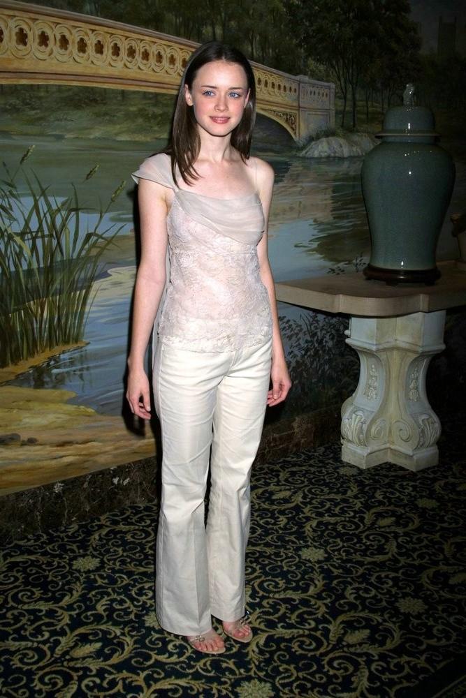 18P Lovely celebrity Alexis Bledel with her collection of hot photos