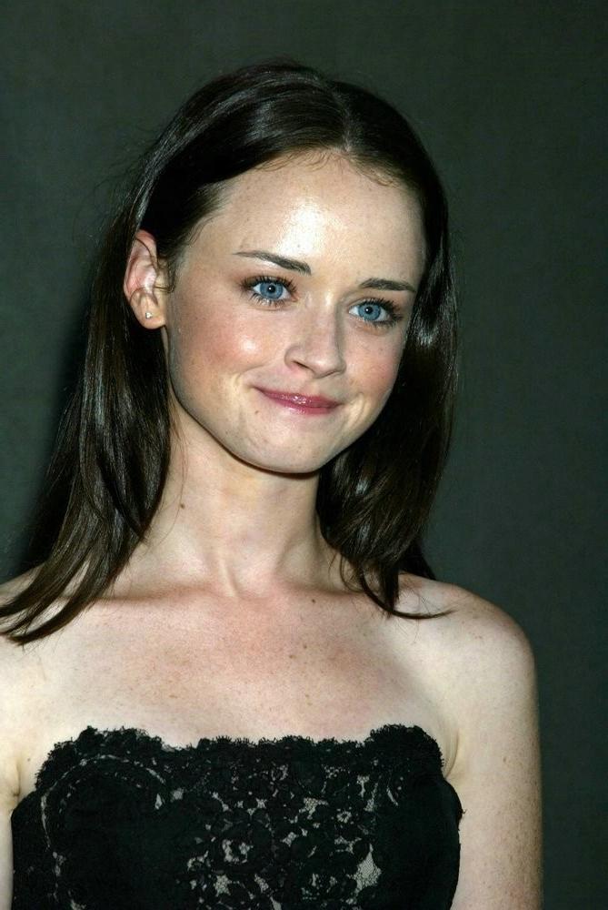 18P Lovely celebrity Alexis Bledel with her collection of hot photos