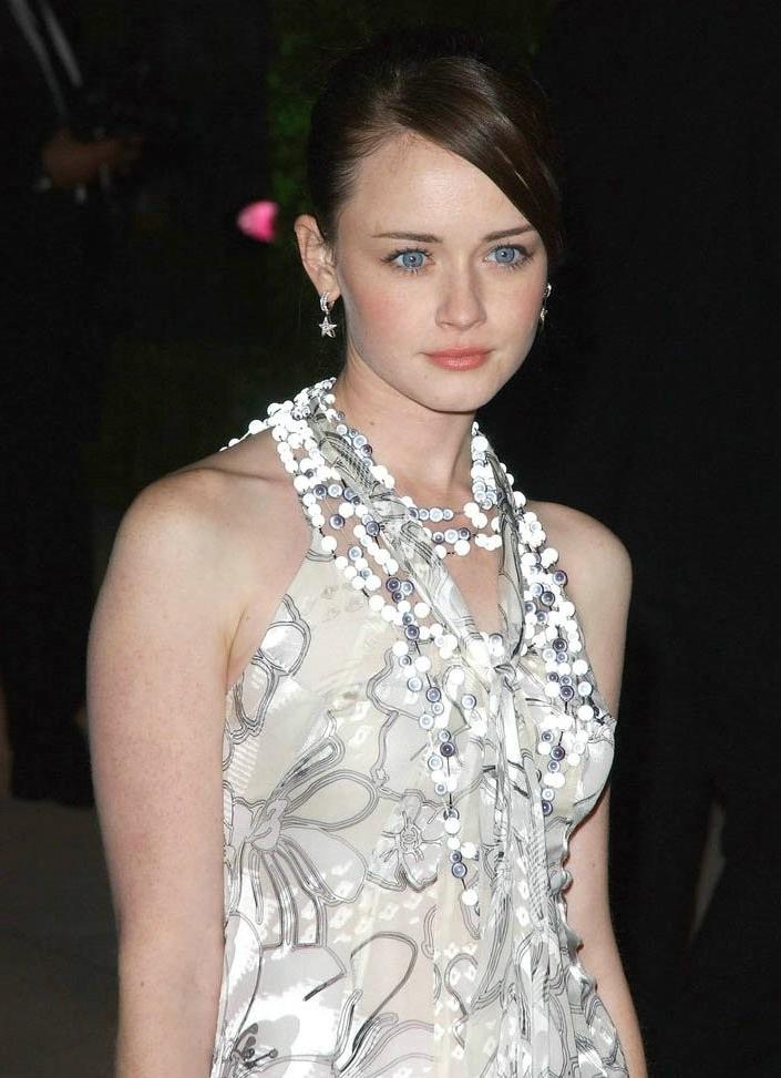 18P Lovely celebrity Alexis Bledel with her collection of hot photos