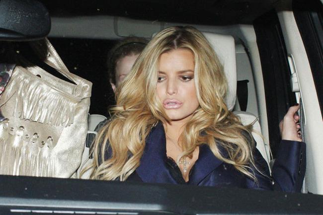 20P Adorable celeb Jessica Simpson showing her nice cleavage boobs