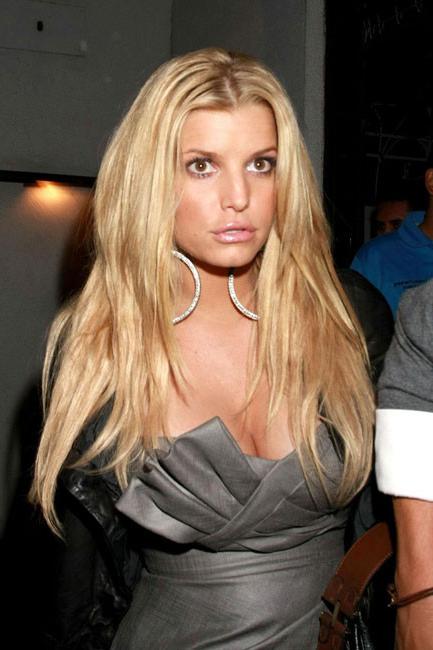 20P Adorable celeb Jessica Simpson showing her nice cleavage boobs