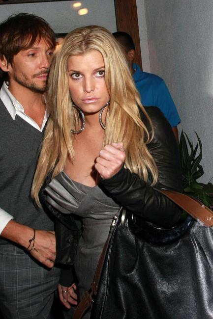 20P Adorable celeb Jessica Simpson showing her nice cleavage boobs
