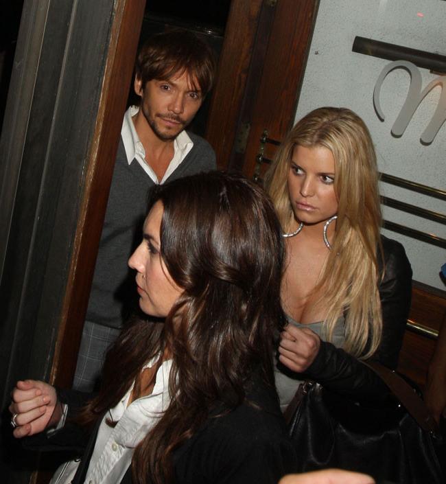 20P Adorable celeb Jessica Simpson showing her nice cleavage boobs