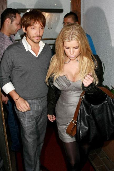 20P Adorable celeb Jessica Simpson showing her nice cleavage boobs