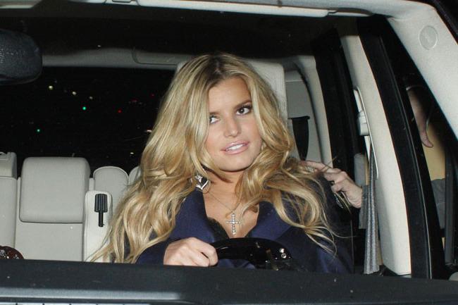 20P Adorable celeb Jessica Simpson showing her nice cleavage boobs