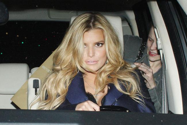 20P Adorable celeb Jessica Simpson showing her nice cleavage boobs
