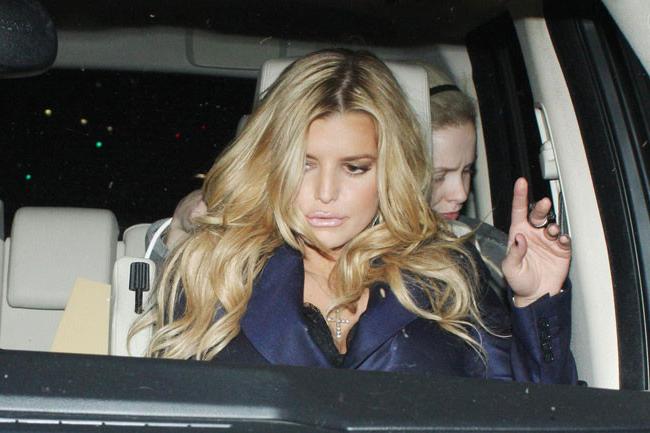 20P Adorable celeb Jessica Simpson showing her nice cleavage boobs