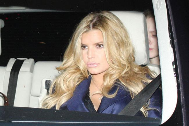 20P Adorable celeb Jessica Simpson showing her nice cleavage boobs