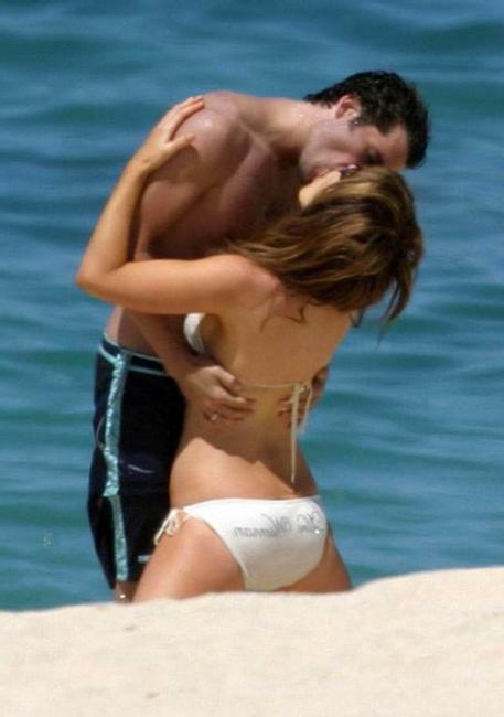 16P Sweet celebrity actress Kate Beckinsale exposed boobs