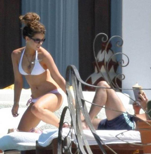 16P Sweet celebrity actress Kate Beckinsale exposed boobs