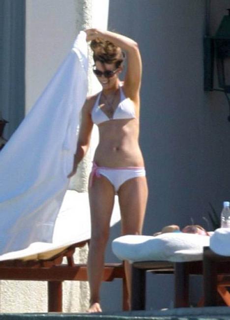16P Sweet celebrity actress Kate Beckinsale exposed boobs