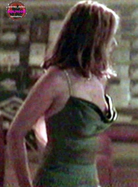 15P Lovely celebrity Sarah Michelle Gellar hot lesbian kiss