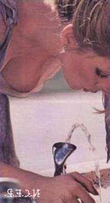 15P Lovely celebrity Sarah Michelle Gellar hot lesbian kiss