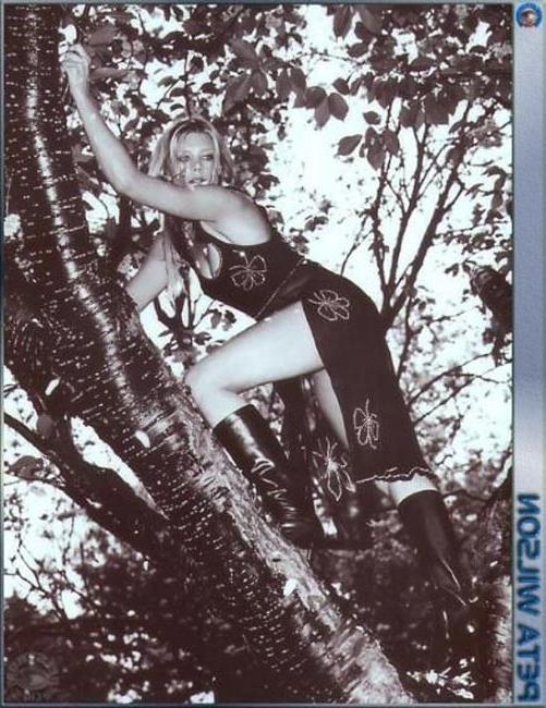 16P Adorable celebrity actress Peta Wilson shows perfect nude tits