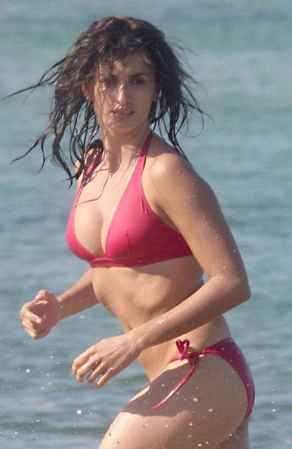 15P Adorable actress Penelope Cruz paparazzi shots on the beach