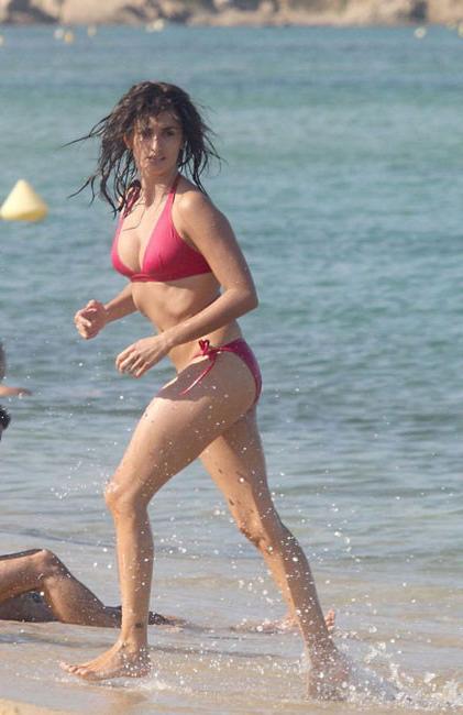 15P Adorable actress Penelope Cruz paparazzi shots on the beach