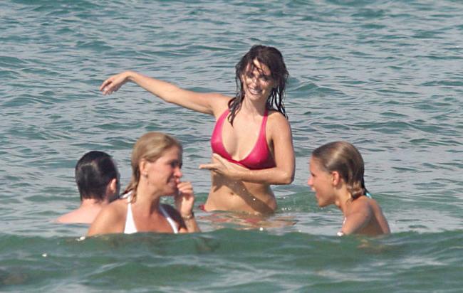 15P Adorable actress Penelope Cruz paparazzi shots on the beach