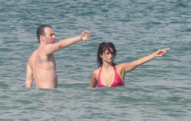 15P Adorable actress Penelope Cruz paparazzi shots on the beach