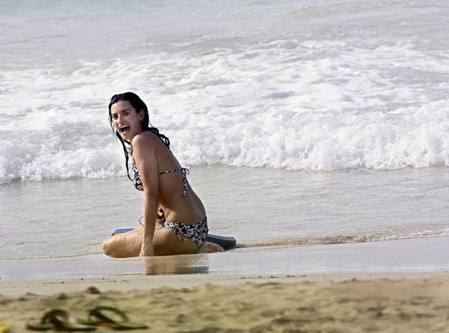 15P Adorable actress Penelope Cruz paparazzi shots on the beach