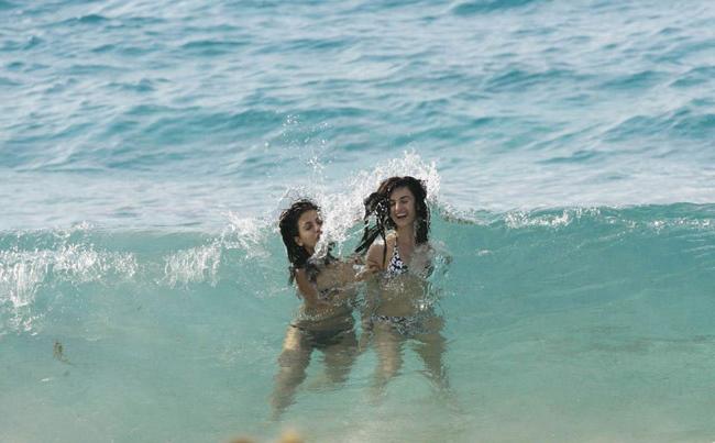 15P Adorable actress Penelope Cruz paparazzi shots on the beach