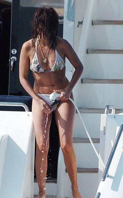 15P Adorable actress Penelope Cruz paparazzi shots on the beach