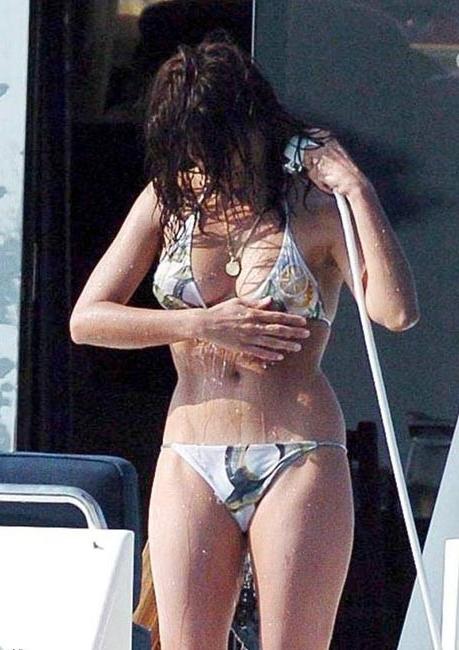 15P Adorable actress Penelope Cruz paparazzi shots on the beach