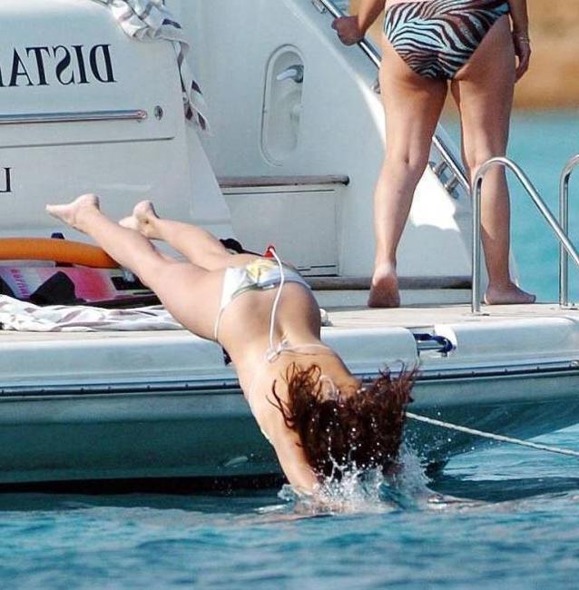 15P Adorable actress Penelope Cruz paparazzi shots on the beach